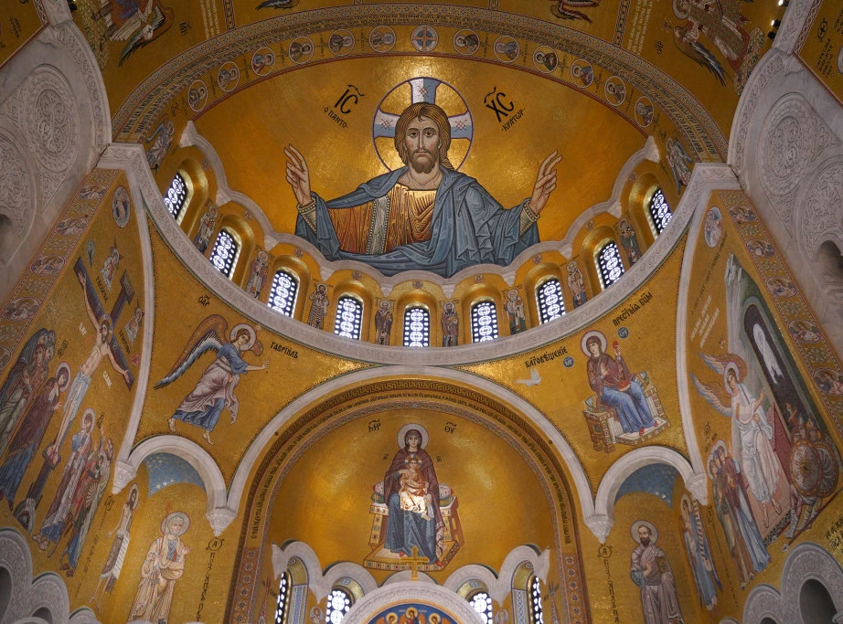 409375_patrijarh-liturgija-casnipojas_f.webp