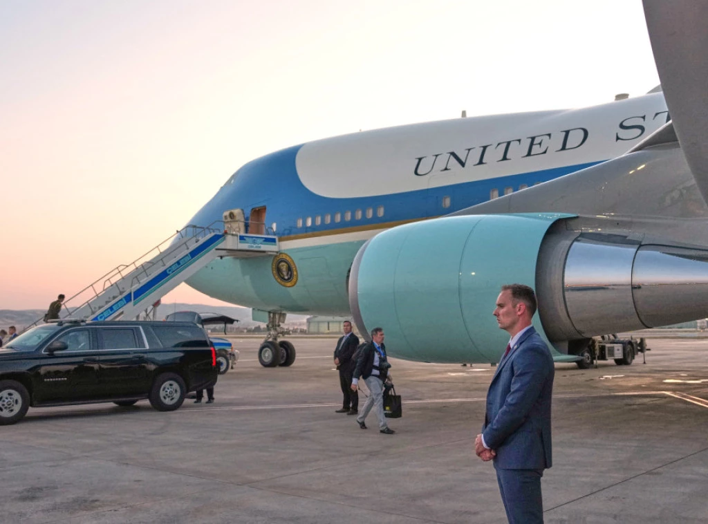 412919_trump-air-force-one_f.webp