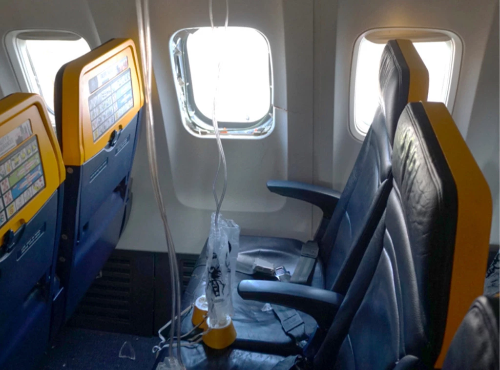 413717_ryanair-flight-broken-window_f.webp