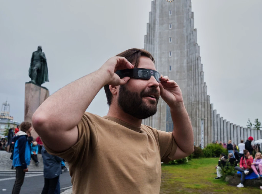 413776_iceland-solar-eclipse_f.webp