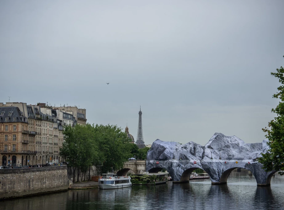 413790_france-paris-bridge_f.webp